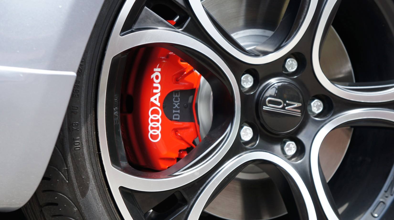 キャリパー塗装施工事例：Audi A3キャリパー塗装＆LOGO★COLOR：ブレンボレッド IMG8_818_U6Or1u_sub2.jpg