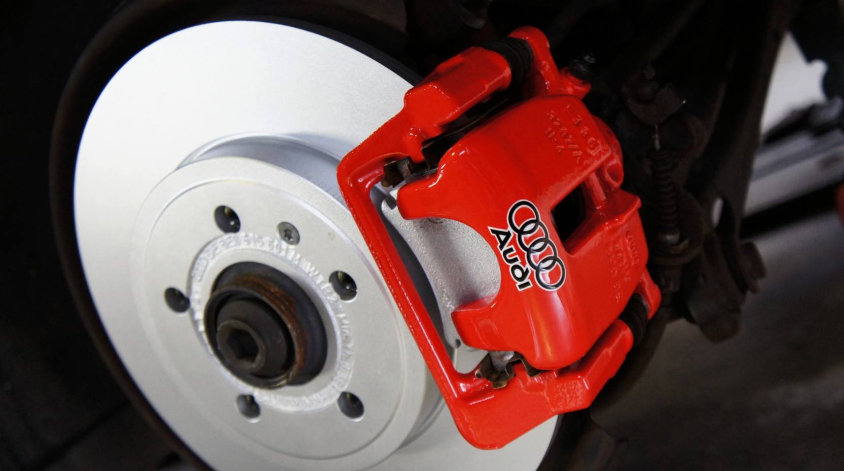 キャリパー塗装施工事例：Audi A4 avant S-lineキャリパー塗装＆LOGO&ノンダストブレーキパット★塗装色：ブレンボレッド その他HAJカスタム：ブラックアウト＆19インチVENATICIホイール＆スモークペイントetc... IMG8_853_ykkQSh_sub1.jpg