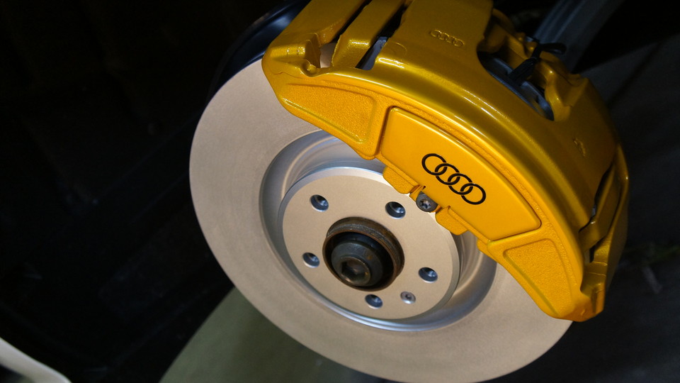アウディA7-3.0T純正キャリパー塗装　COLOR:#021 california sunshinne yellow、ローター塗装　COLOR：#052 premium platinum silver