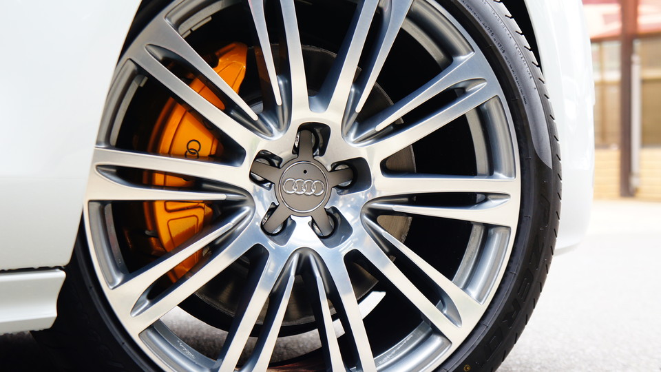 キャリパー塗装施工事例：アウディA7-3.0T純正キャリパー塗装　COLOR:#021 california sunshinne yellow、ローター塗装　COLOR：#052 premium platinum silver IMG8_992_5FP1vP_sub6.jpg