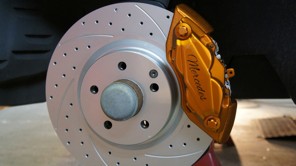 ベンツＣＬＳ純正キャリパー塗装　ＣＯＬＯＲ：#030 royal art pearl orange goldローター塗装　ＣＯＬＯＲ：#052 premium platinum silver＆ローター加工Ｔｙｐｅ：Ｃ6Ｓ8Ｄ　Ｄ－ＤＡＳＨブレーキパット前後装着
