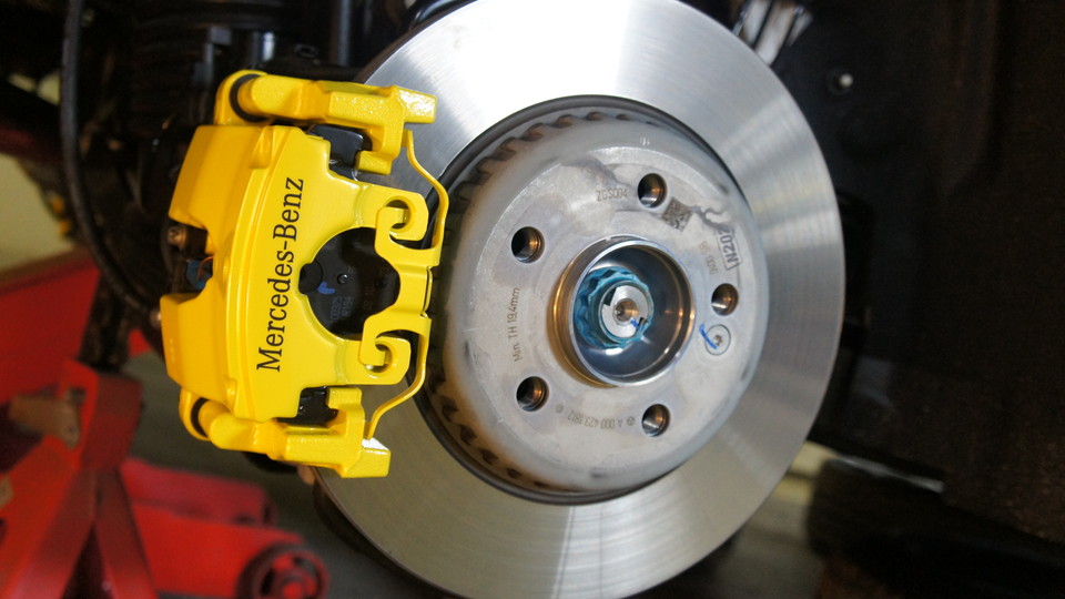 キャリパー塗装施工事例：ベンツＣクラスＷ205純正キャリパー塗装　ＣＯＬＯＲ：#020 hawaiian passion yellow IMG9_1049_bfQ299_sub1.jpg