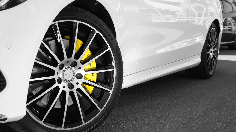 キャリパー塗装施工事例：ベンツＣクラスＷ205純正キャリパー塗装　ＣＯＬＯＲ：#020 hawaiian passion yellow IMG9_1049_bfQ299_sub9.jpg