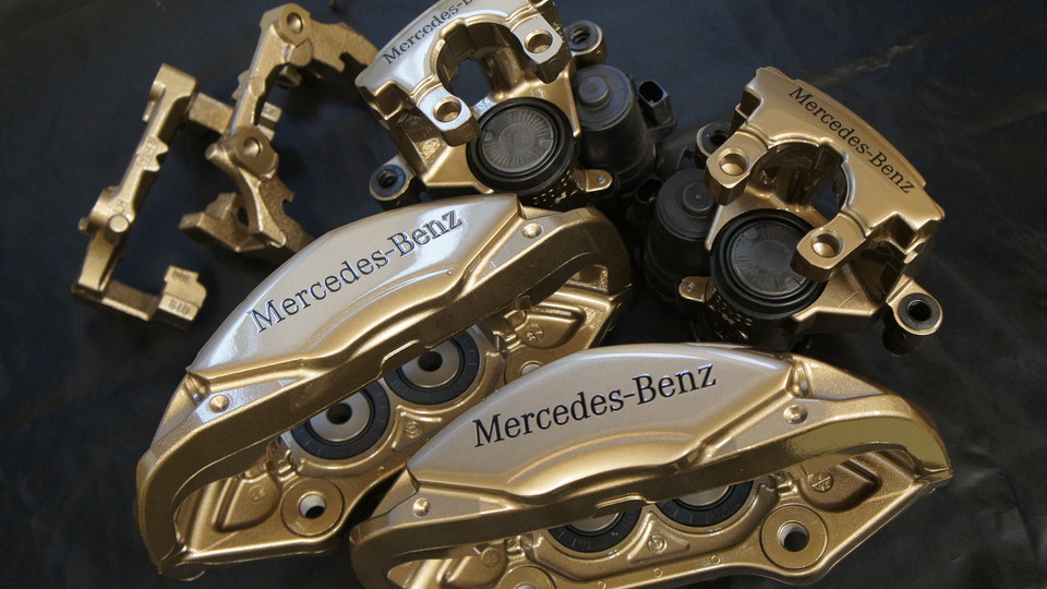 キャリパー塗装施工事例：ベンツCクラスW205純正キャリパー塗装　COLOR:＃1107PRATINUM NEW BRONZE PEARL METALLIC IMG9_1134_3qf2b6_sub1.jpg