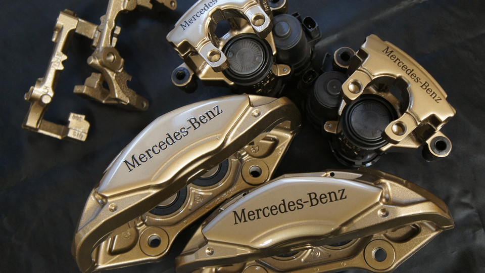 キャリパー塗装施工事例：ベンツCクラスW205純正キャリパー塗装　COLOR:＃1107PRATINUM NEW BRONZE PEARL METALLIC IMG9_1134_3qf2b6_sub2.jpg