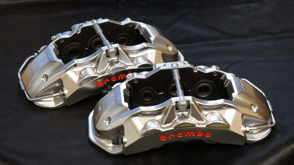 キャリパー塗装施工事例：ブレンボ6ＰＯＴ・2ＰＯＴキャリパー塗装　ＣＯＬＯＲ：#055 super shining silver(metal finish) IMG9_1175_gT4PHT_sub2.jpg