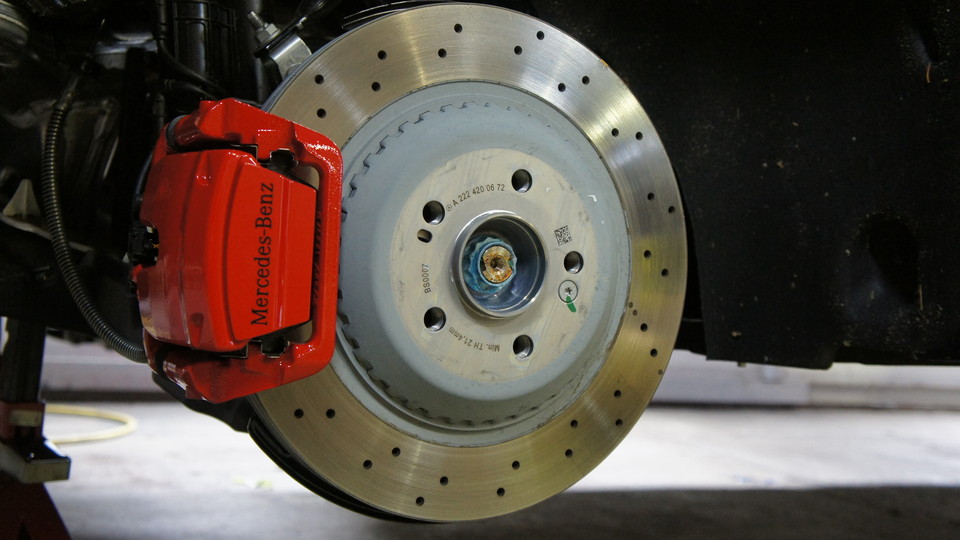 キャリパー塗装施工事例：ベンツＳ300ｈ純正キャリパー塗装　ＣＯＬＯＲ：#001 Italian losso solid＆Ｄ－ＤＡＳＨブレーキパット前後装着＆ホイールマットブラック塗装 IMG9_1181_5pQIDL_sub1.jpg