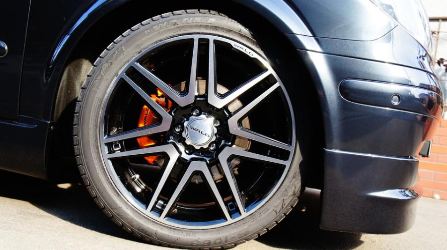 キャリパー塗装施工事例：ベンツVクラス純正キャリパー塗装　COLOR:#098 honey of pearl orange IMG9_1340_2ItuQn_sub4.jpg