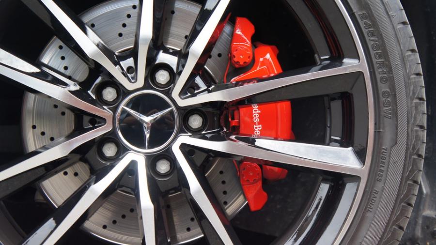 キャリパー塗装施工事例：ベンツEクラス W212　キャリパー塗装　COLOR:#001 Italian losso solid IMG9_1564_UHlQBh_sub5.jpg