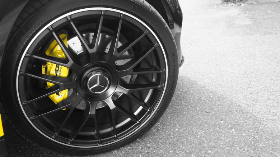 キャリパー塗装施工事例：ベンツCクラス　キャリパー塗装＆D-DASHブレーキパット装着　COLOR:#020 hawaiian passion yellow IMG9_1649_LC0c5x_sub6.jpg