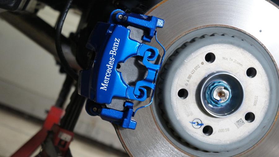 キャリパー塗装施工事例：ベンツGLC220d　キャリパー塗装　COLOR:#061 royal sky blue　グリルフィン：グロスブラック塗装 IMG9_1686_DNw7vg_sub2.jpg