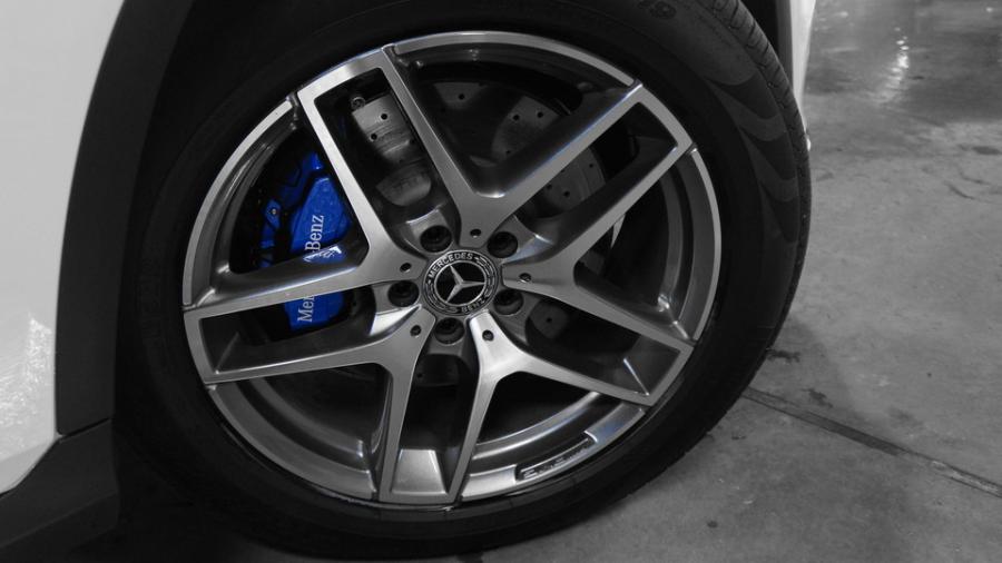 キャリパー塗装施工事例：ベンツGLC220d　キャリパー塗装　COLOR:#061 royal sky blue　グリルフィン：グロスブラック塗装 IMG9_1686_DNw7vg_sub5.jpg