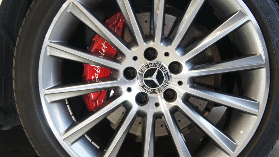 キャリパー塗装施工事例：ベンツC180カブリオレ　キャリパー塗装　COLOR:#010 premiun rouge candy red　D-DASHブレーキパット前後装着 IMG9_1877_XawKV3_sub7.jpg