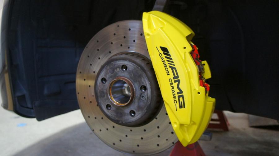 キャリパー塗装施工事例：ベンツC300クーペ　キャリパー塗装COLOR:#020 hawaiian passion yellow　ホイール塗装：グロスブラック　D-DASHダストダウンパット前後 IMG9_1901_cc6GTt_sub1.jpg