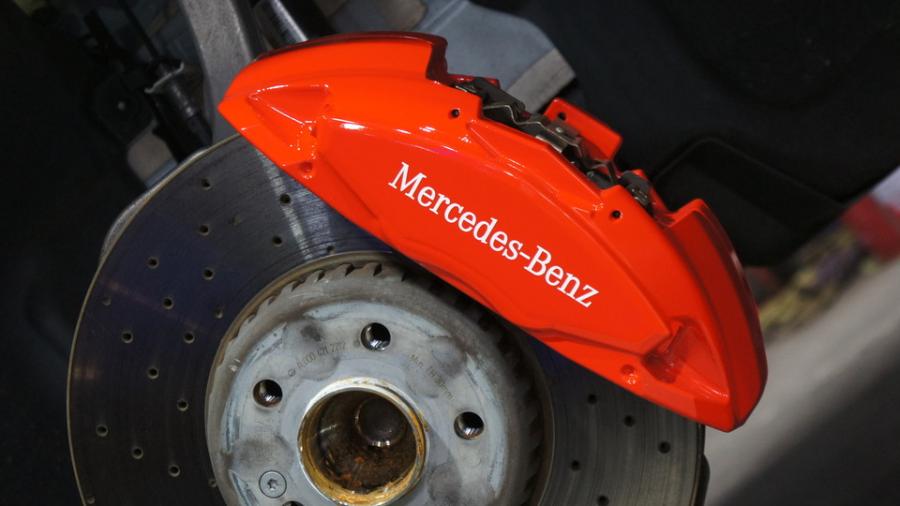 キャリパー塗装施工事例：ベンツE250　キャリパー塗装ＣＯＬＯＲ：#1112 Racing red IMG9_1902_WY1j4K_sub1.jpg