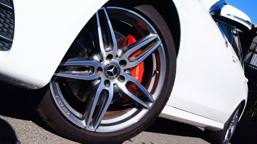 キャリパー塗装施工事例：ベンツE250　キャリパー塗装ＣＯＬＯＲ：#1112 Racing red IMG9_1902_WY1j4K_sub4.jpg