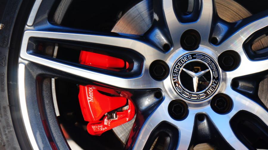 キャリパー塗装施工事例：ベンツE250　キャリパー塗装ＣＯＬＯＲ：#1112 Racing red IMG9_1902_WY1j4K_sub6.jpg