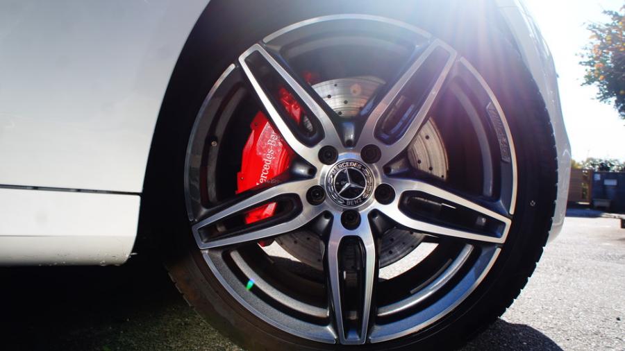 キャリパー塗装施工事例：ベンツE250　キャリパー塗装ＣＯＬＯＲ：#1112 Racing red IMG9_1902_WY1j4K_sub7.jpg