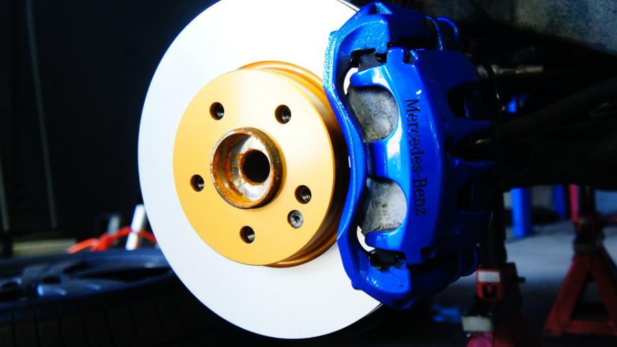 キャリパー塗装施工事例：ベンツVクラス　キャリパー塗装COLOR:#1115 Deep marine blue　ローター塗装COLOR:#003 Tokyo midnight gold IMG9_1947_UPGinK_sub1.jpg