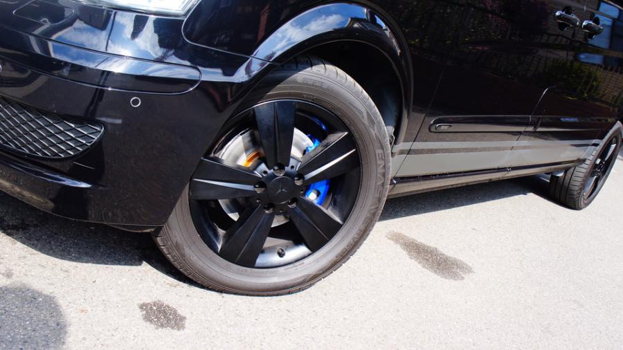 キャリパー塗装施工事例：ベンツVクラス　キャリパー塗装COLOR:#1115 Deep marine blue　ローター塗装COLOR:#003 Tokyo midnight gold IMG9_1947_UPGinK_sub4.jpg