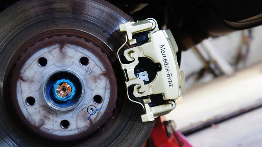 キャリパー塗装施工事例：ベンツGLC250　キャリパー塗装COLOR:#008 Flash champagne gold　ホイール塗装：マットブラック　パナメリカーナグリル装着 IMG9_1987_92GOUx_sub2.jpg