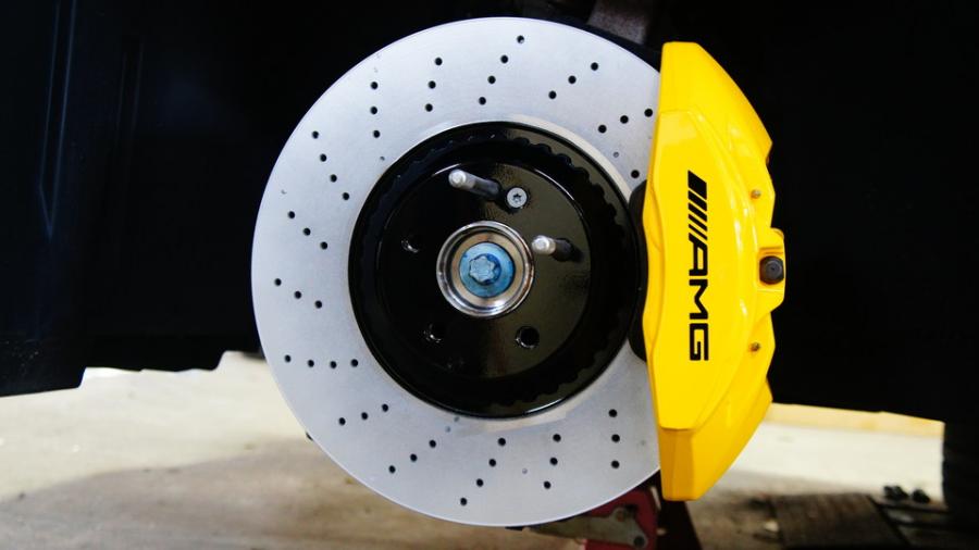 キャリパー塗装施工事例：ベンツE53AMG　キャリパー塗装COLOR:#002 giallo modena　ローター塗装COLOR:#005 Deep coal black IMG9_2018_15emwr_sub1.jpg