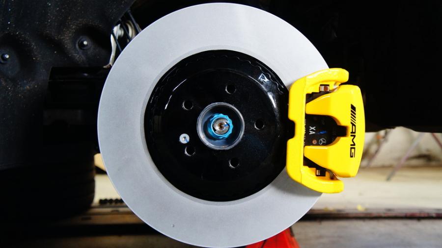 キャリパー塗装施工事例：ベンツE53AMG　キャリパー塗装COLOR:#002 giallo modena　ローター塗装COLOR:#005 Deep coal black IMG9_2018_15emwr_sub2.jpg