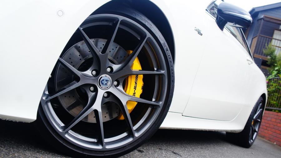 キャリパー塗装施工事例：ベンツE53AMG　キャリパー塗装COLOR:#002 giallo modena　ローター塗装COLOR:#005 Deep coal black IMG9_2018_15emwr_sub3.jpg