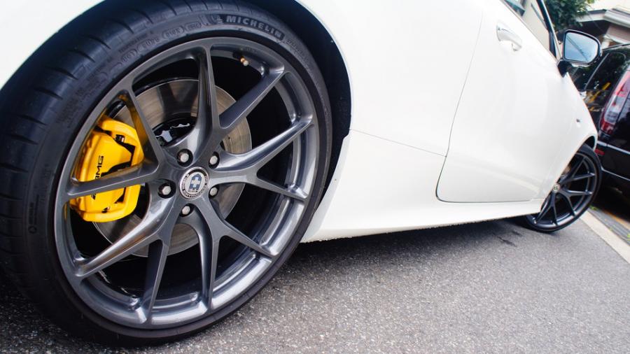 キャリパー塗装施工事例：ベンツE53AMG　キャリパー塗装COLOR:#002 giallo modena　ローター塗装COLOR:#005 Deep coal black IMG9_2018_15emwr_sub9.jpg