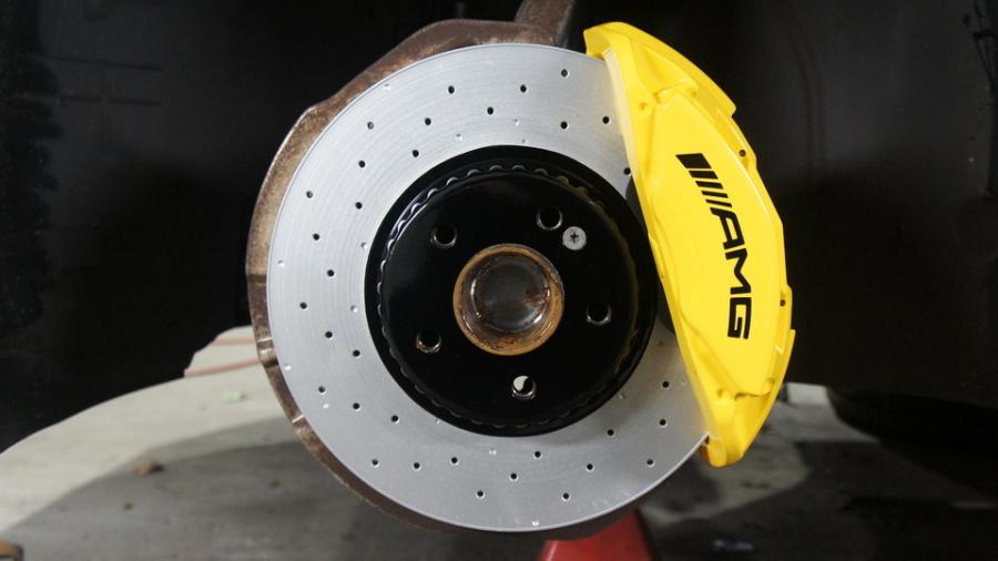 キャリパー塗装施工事例：ベンツC180　キャリパー塗装COLOR:#002 giallo modena　ローター塗装COLOR:#005 Deep coal black IMG9_2038_UJpZGr_sub1.jpg