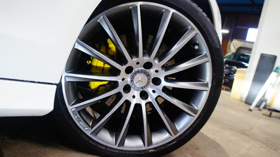 キャリパー塗装施工事例：ベンツCLS　キャリパー塗装COLOR:#020 hawaiian passion yellow IMG9_2058_oJuXzD_sub4.jpg