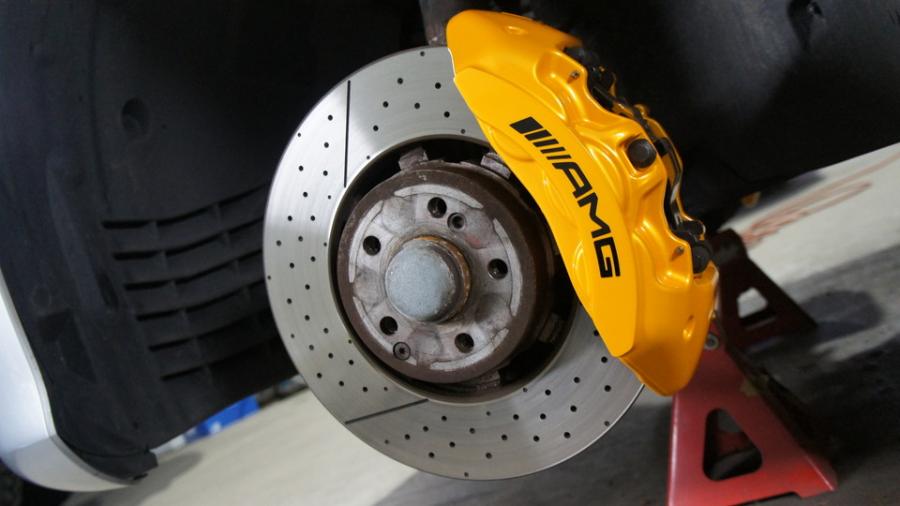 ベンツE63AMG　キャリパー塗装COLOR:#021 california sunshinne yellow