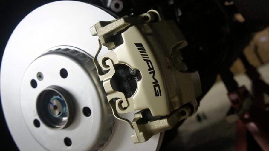 キャリパー塗装施工事例：ベンツC43AMG　キャリパー塗装COLOR:#008 Flash champagne gold　テールライトスモーク塗装　サイドステップ部分ラッピング IMG9_2129_zYBfJF_sub2.jpg