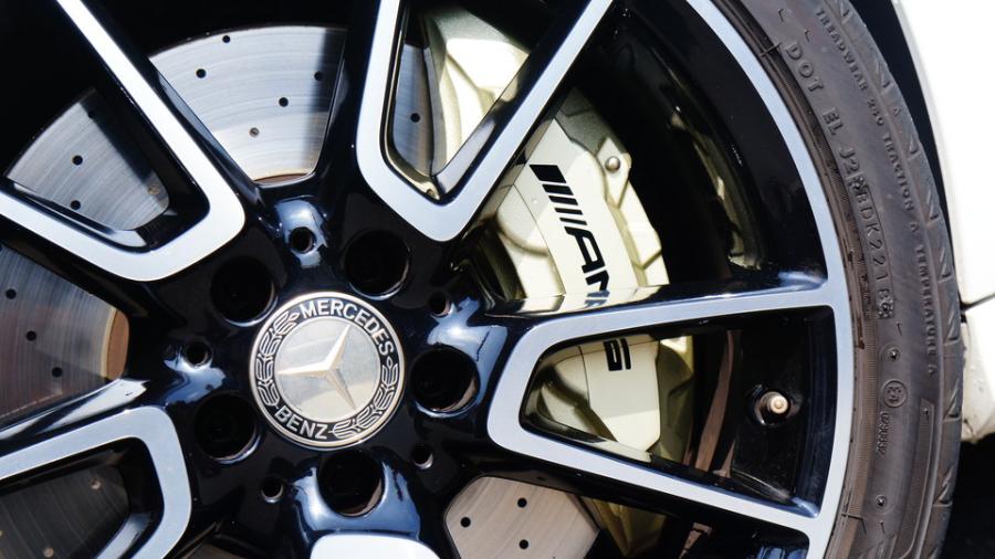 キャリパー塗装施工事例：ベンツC43AMG　キャリパー塗装COLOR:#008 Flash champagne gold　テールライトスモーク塗装　サイドステップ部分ラッピング IMG9_2129_zYBfJF_sub4.jpg