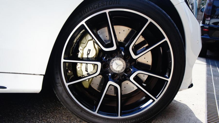 キャリパー塗装施工事例：ベンツC43AMG　キャリパー塗装COLOR:#008 Flash champagne gold　テールライトスモーク塗装　サイドステップ部分ラッピング IMG9_2129_zYBfJF_sub5.jpg