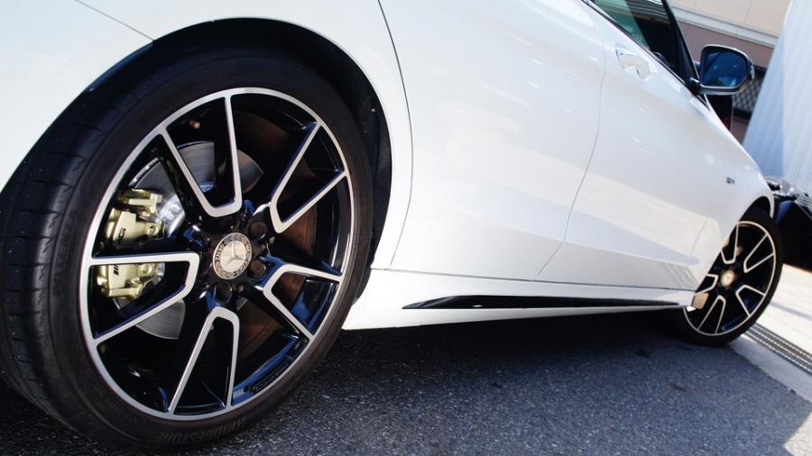 キャリパー塗装施工事例：ベンツC43AMG　キャリパー塗装COLOR:#008 Flash champagne gold　テールライトスモーク塗装　サイドステップ部分ラッピング IMG9_2129_zYBfJF_sub6.jpg