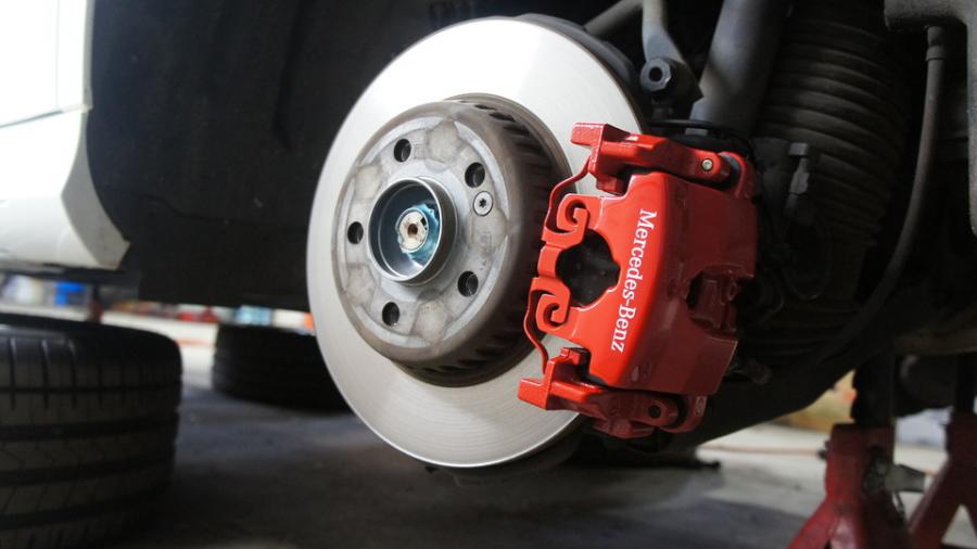 キャリパー塗装施工事例：ベンツCクラス　キャリパー塗装COLOR:#001 Italian losso solid IMG9_2131_7Ebxrc_sub1.jpg