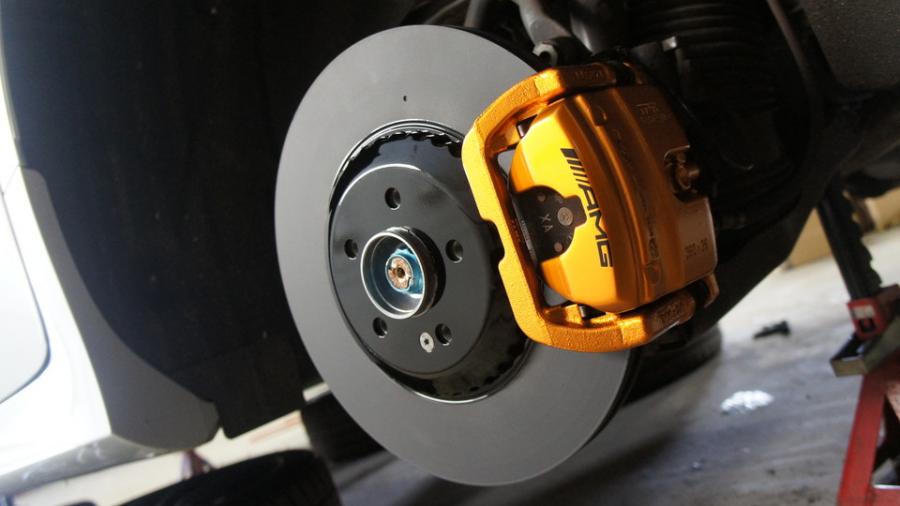 キャリパー塗装施工事例：ベンツCLS53AMG　キャリパー塗装　COLOR:#030 Royal art pearl orange gold　ローター塗装COLOR:#005 Deep coal black IMG9_2138_XYvfA9_sub2.jpg