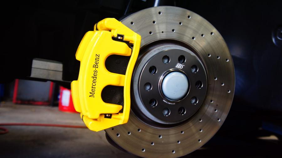 キャリパー塗装施工事例：ベンツGLB200d　キャリパー塗装　COLOR:#002 giallo modena IMG9_2149_3FKGM9_sub1.jpg