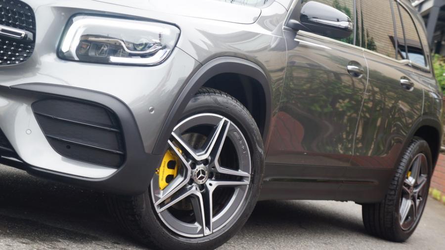 キャリパー塗装施工事例：ベンツGLB200d　キャリパー塗装　COLOR:#002 giallo modena IMG9_2149_3FKGM9_sub3.jpg