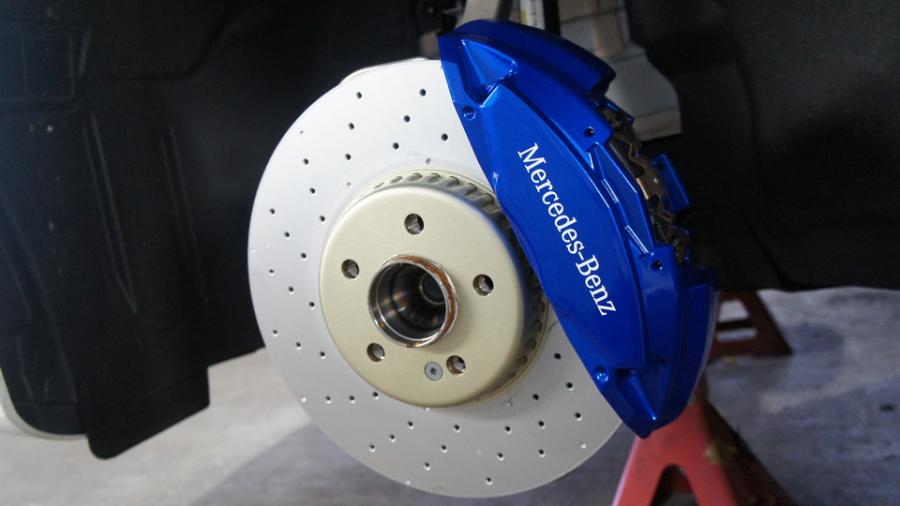 ベンツE220d　キャリパー塗装COLOR:#1115 Deep marine blue　ローター塗装COLOR:#008 Flash champagne gold