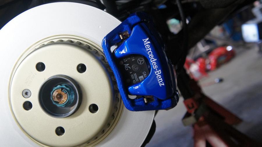 キャリパー塗装施工事例：ベンツE220d　キャリパー塗装COLOR:#1115 Deep marine blue　ローター塗装COLOR:#008 Flash champagne gold IMG9_2167_tNwrkJ_sub2.jpg