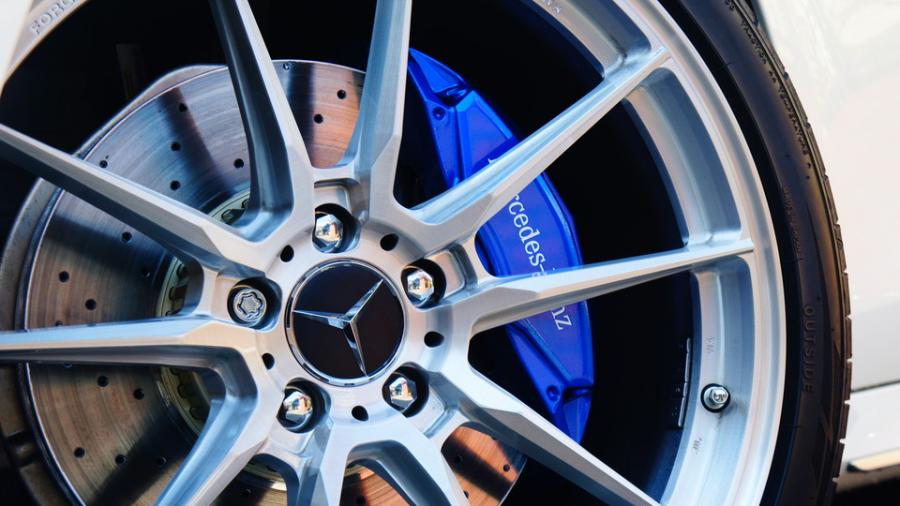 キャリパー塗装施工事例：ベンツE220d　キャリパー塗装COLOR:#1115 Deep marine blue　ローター塗装COLOR:#008 Flash champagne gold IMG9_2167_tNwrkJ_sub3.jpg