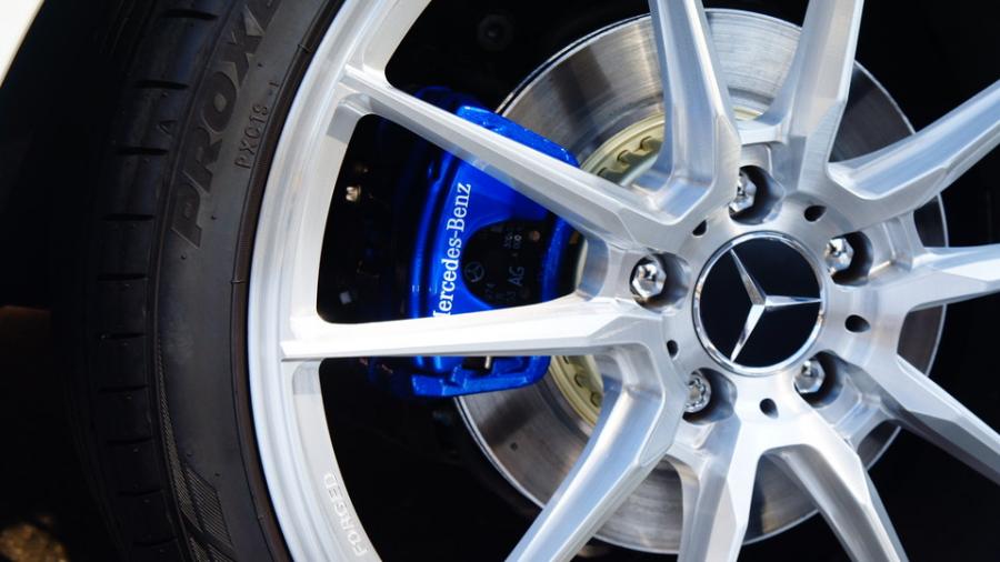 キャリパー塗装施工事例：ベンツE220d　キャリパー塗装COLOR:#1115 Deep marine blue　ローター塗装COLOR:#008 Flash champagne gold IMG9_2167_tNwrkJ_sub4.jpg