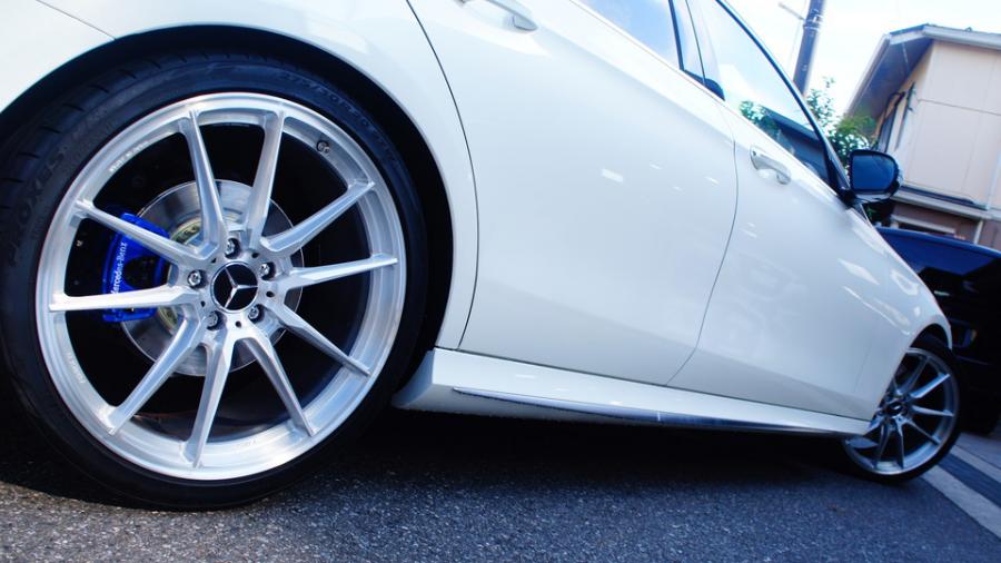 キャリパー塗装施工事例：ベンツE220d　キャリパー塗装COLOR:#1115 Deep marine blue　ローター塗装COLOR:#008 Flash champagne gold IMG9_2167_tNwrkJ_sub5.jpg