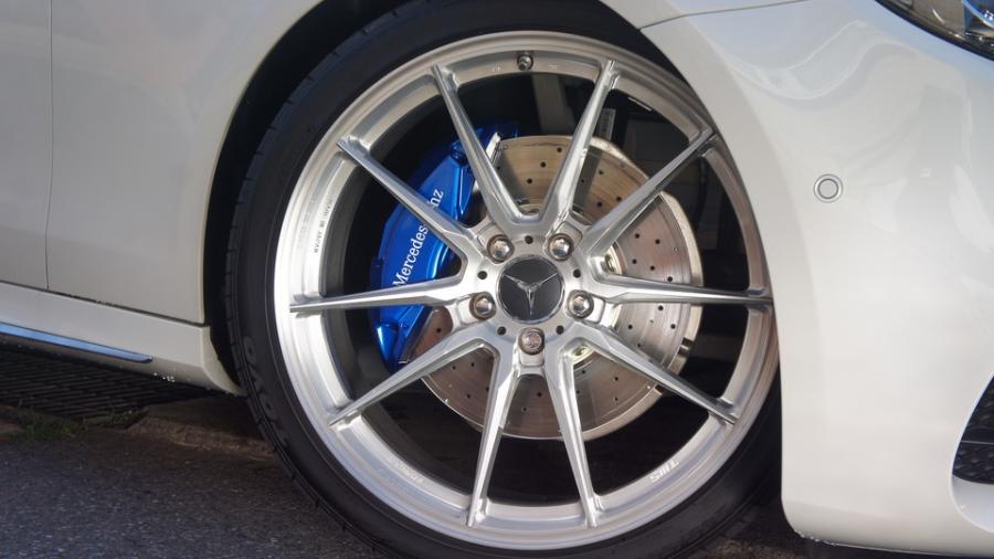 キャリパー塗装施工事例：ベンツE220d　キャリパー塗装COLOR:#1115 Deep marine blue　ローター塗装COLOR:#008 Flash champagne gold IMG9_2167_tNwrkJ_sub7.jpg