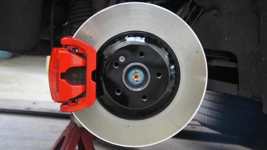 キャリパー塗装施工事例：ベンツCLS450　キャリパー塗装COLOR:#001 Italian losso solid　ローター塗装COLOR:#005 Deep coal black IMG9_2184_z4XEUP_sub2.jpg