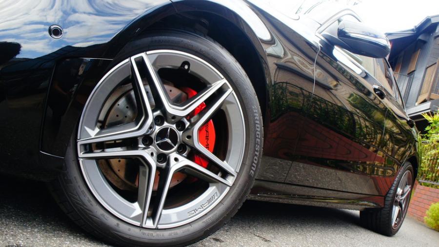 キャリパー塗装施工事例：ベンツCクラス　キャリパー塗装COLOR:#001 Italian losso solid　D-DASH低ダストパット装着 IMG9_2216_SH47QH_sub1.jpg