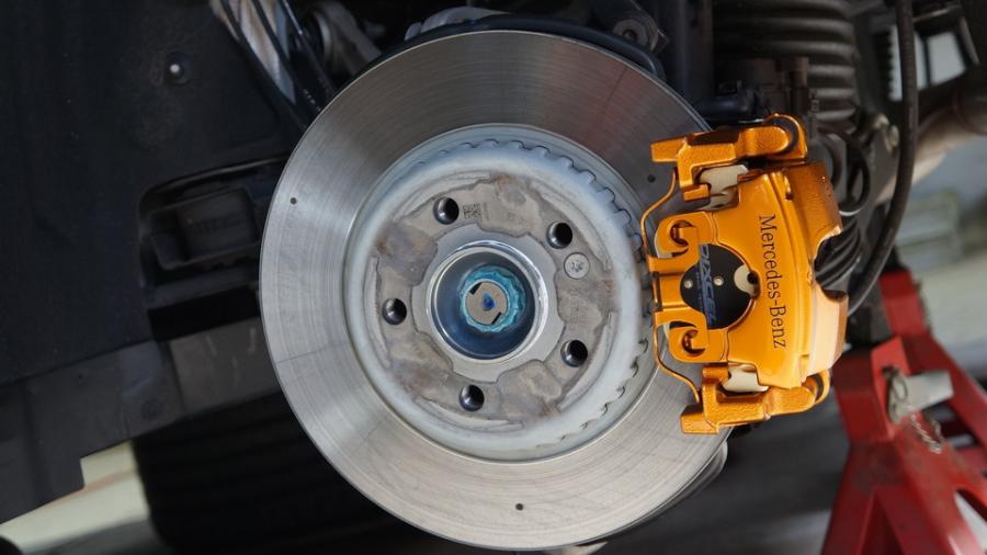 キャリパー塗装施工事例：ベンツEクラスワゴン　キャリパー塗装COLOR:#030 Royal art pearl orange gold IMG9_2262_Vuixud_sub2.jpg