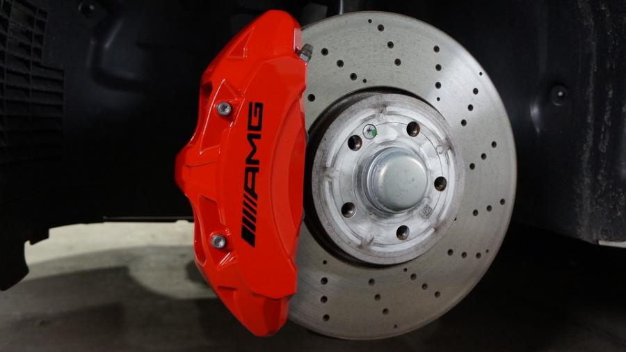 キャリパー塗装施工事例：ベンツCLA35AMG　キャリパー塗装COLOR:#001 Italian losso solid　D-DASHダストダウンパット前後装着 IMG9_2270_09h3SB_sub1.jpg